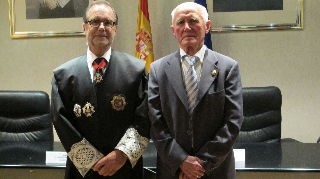 El presidente Francisco Javier Vieira con Aurelio Guijarro Criado, a quien se homenajeó por llevar casi 50 años como juez de Paz